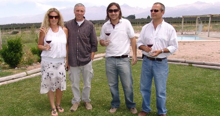 Alejandra Navarría y Nicolás Alemán junto a Pablo Cerutti y Sergio Viegas, los dueños de Tupungato Divino. Foto: MDZ