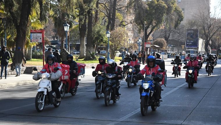 Los repartidores se movilizaron por las calles de Mendoza Foto: Rodrigo DAngelo / MDZ