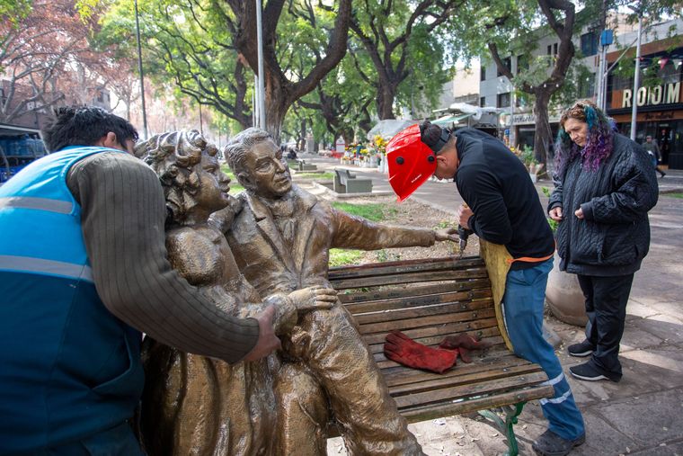 El miércoles se instaló la escultura restaurada en la Alameda.