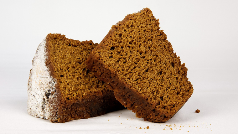 La receta de torta de miel y canela se destaca por su aroma especiado, que perfuma toda la cocina mientras se hornea. La receta de torta de miel y canela se destaca por su aroma especiado, que perfuma toda la cocina mientras se hornea.