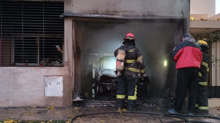 Un incendio se desató cuando una mujer intentaba arrancar el auto y el fuego se propagó hacia la cochera en una casa en Godoy Cruz 