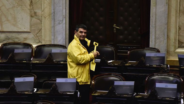 Solo y sin apoyo de su partido, Olmedo fue desplazado de la presidencia del Parlasur Foto: Twitter