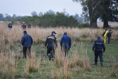 Hallaron una remera con manchas de sangre y otros elementos en la zona del naranjal Foto: gentileza Hallaron una remera con manchas de sangre y otros elementos en la zona del naranjal Foto: gentileza