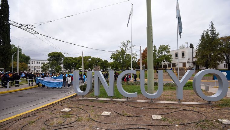 Imagen de la marcha anterior a favor de la ley de financiamiento universitario en la UNCuyo. Imagen de la marcha anterior a favor de la ley de financiamiento universitario en la UNCuyo.