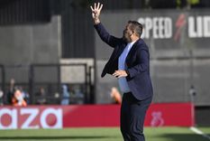 Cristian Fabbiani da indicaciones ante Vélez. Hizo debutar a Spreen. Foto: FotoBaires