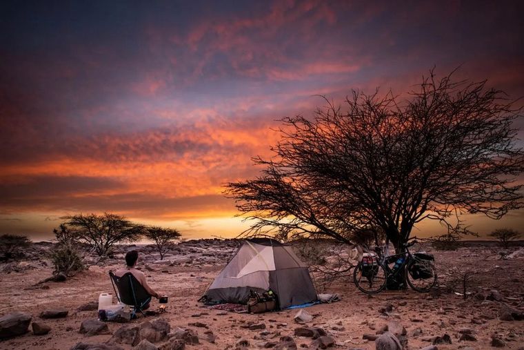 El fotógrafo Juan Bettolli registró el atardecer en el Desierto del Sahara en su viaje en bicicleta desde Marruecos hacia Sudáfrica. Foto: Juan Bettolli Instagram @juanibett