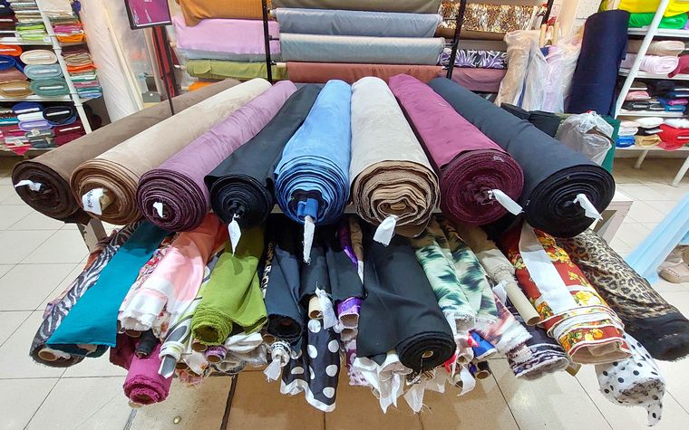 Scuba y sastrero con gamuza, se consigue desde 10.500$ el metro, según el comercio que elija el cliente. Scuba y sastrero con gamuza, se consigue desde 10.500$ el metro, según el comercio que elija el cliente.