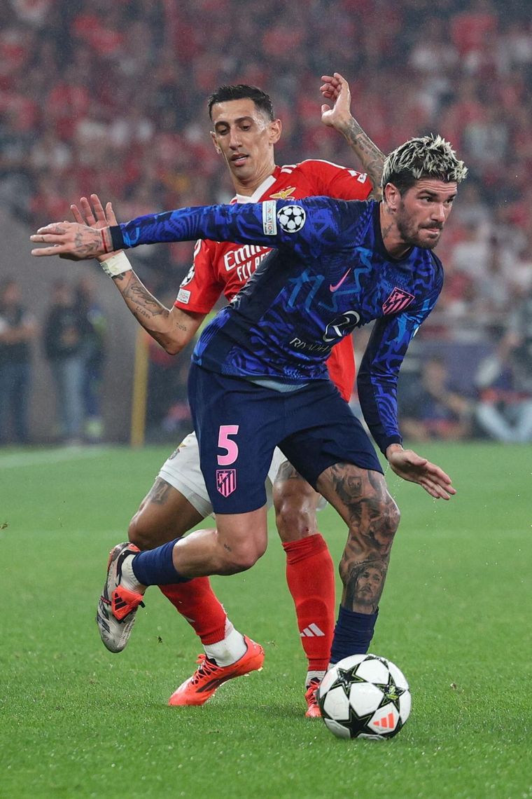 De Paul se cruzó con Di María en el Benfica-Atlético de Madrid. Foto: EFE