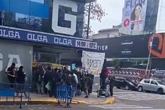 El ingreso de la conocida productora de contenido vía streaming fue intervenido por un grupo de jóvenes con pancartas y carteles. El ingreso de la conocida productora de contenido vía streaming fue intervenido por un grupo de jóvenes con pancartas y carteles.