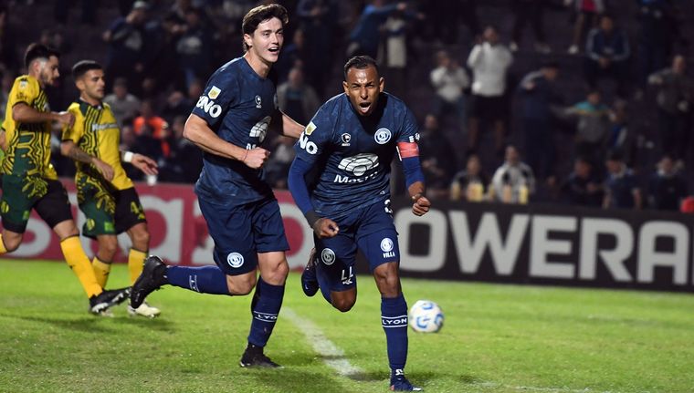 Alfredo Berti prueba un delantero colombiano en el inicio de la pretemporada.