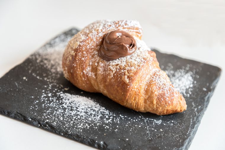 Receta de medialunas con Nutella ideales para desayunos y meriendas.