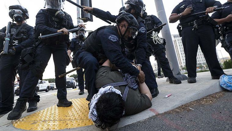 En Estados Unidos, hubo graves protestas en Los Ángeles contra las manifestaciones por migrantes. Foto: Archivo