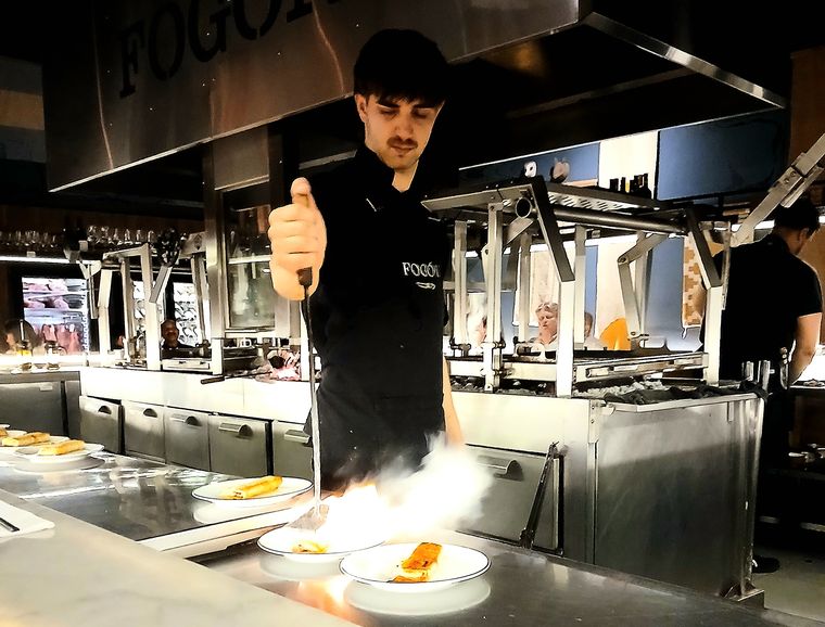 Preparación del panqueque de Fogón Asado, el especial postre del lugar. Preparación del panqueque de Fogón Asado, el especial postre del lugar.