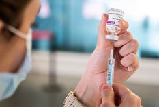 Unas cuantas personas desarrollaron coágulos después de que se les inyectó la vacuna Oxford-AstraZeneca. Foto: GETTY IMAGES