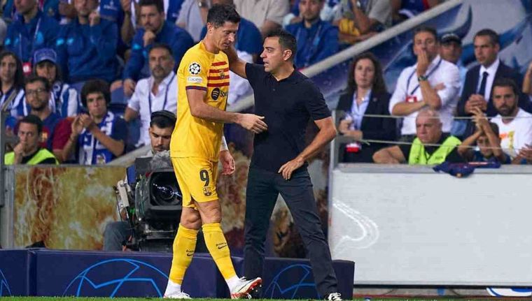 Xavi no se guardó nada y arremetió contra Lewandowski. Foto: EFE