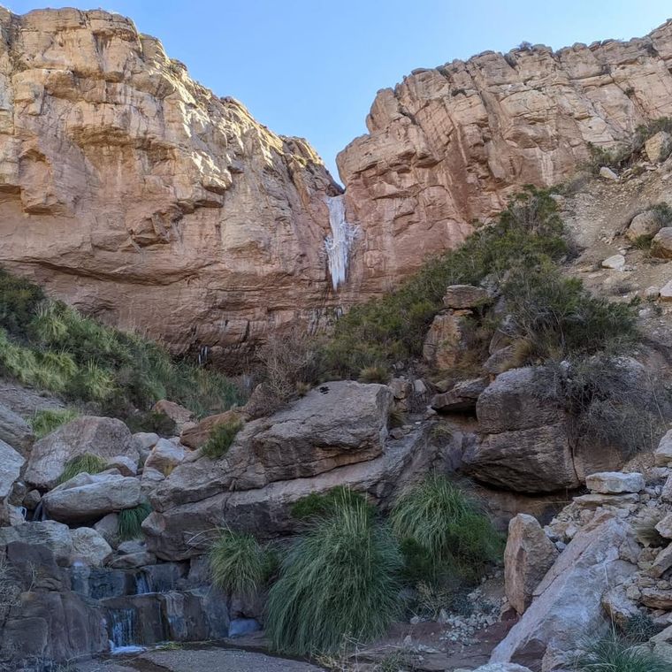 En invierno, las bajas temperaturas hacen que la cascada se congele. En invierno, las bajas temperaturas hacen que la cascada se congele.