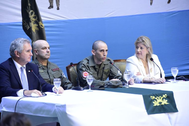 El canciller Pablo Quirno, y el jefe de la Gendarmería Nacional, Claudio Brilloni, y la ministra de Seguridad, Alejandra Monteoliva, junto a Nahuel Gallo. El canciller Pablo Quirno, y el jefe de la Gendarmería Nacional, Claudio Brilloni, y la ministra de Seguridad, Alejandra Monteoliva, junto a Nahuel Gallo.