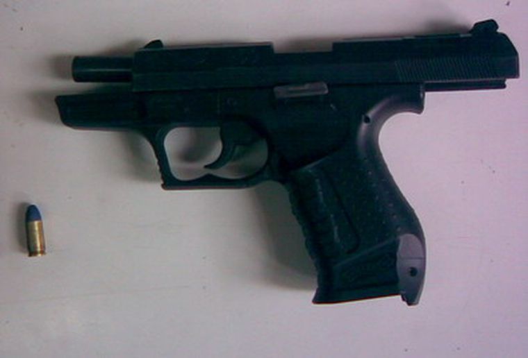 Pistola secuestrada.