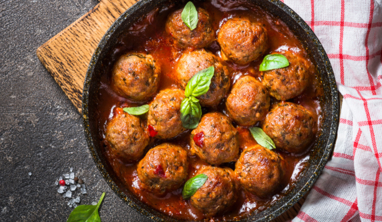 La técnica de mezclar la carne de cerdo con ingredientes como cebolla, ajo, hierbas frescas y especias crea una combinación de sabores deliciosa y reconfortante en cada bocado Foto: Shutterstock