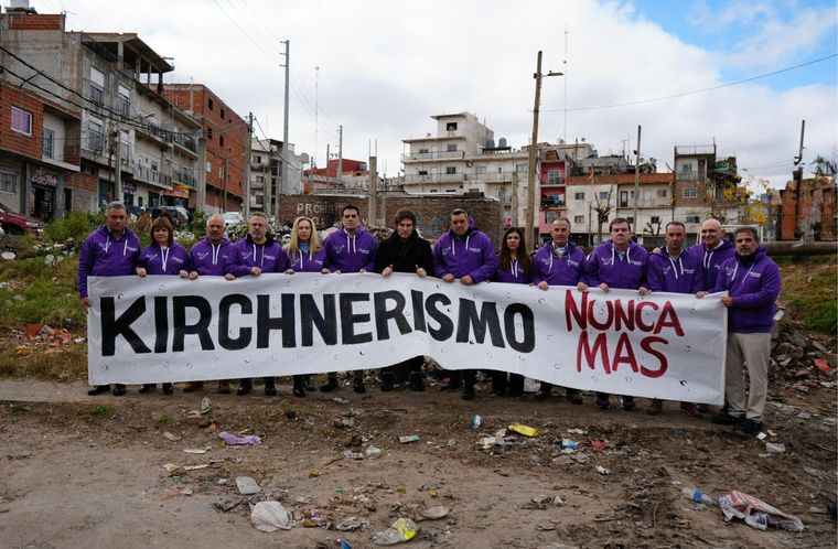 Javier Milei junto a sus candidatos bonaerenses, su hermana Karina, Patricia Bullrich, José Luis Espert, Cristian Ritondo y Sebastián Pareja. El lema de la campaña: 