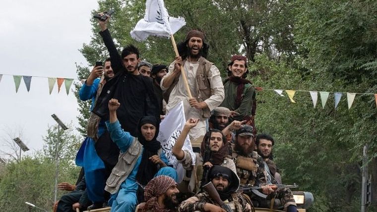 Hombres celebran en Afganistán el primer aniversario de la toma del poder por parte de los talibanes. Foto: GETTY IMAGES