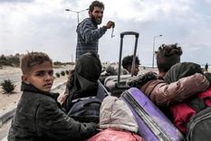 Palestinos huyen de la zona donde se ubica el hospital Foto: Getty Images