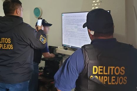 Policía Federal Argentina trabajando en los allanamientos Foto: Policía Federal Argentina