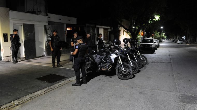 Cuarentena estaciones de servicio corredor del oeste policia Foto: ALF PONCE / MDZ