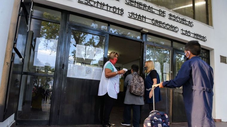 Los preceptores tienen oídos biónicos que detectan ese chiste que hiere o el sobrenombre que lastima. Foto: MDZ