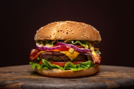 Lucite preparando estas deliciosas hamburguesas caseras. Foto: Shutterstock Lucite preparando estas deliciosas hamburguesas caseras. Foto: Shutterstock