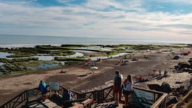La Lobería es un pueblo costero de Río Negro donde los acantilados protegen una playa de piletones naturales. La Lobería es un pueblo costero de Río Negro donde los acantilados protegen una playa de piletones naturales.