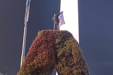 Murió un hincha en el Obelisco: En la previa del triunfo, intentó flamear una bandera nacional y se cayó de una de las iniciales de la Ciudad. Foto: Archivo MDZ