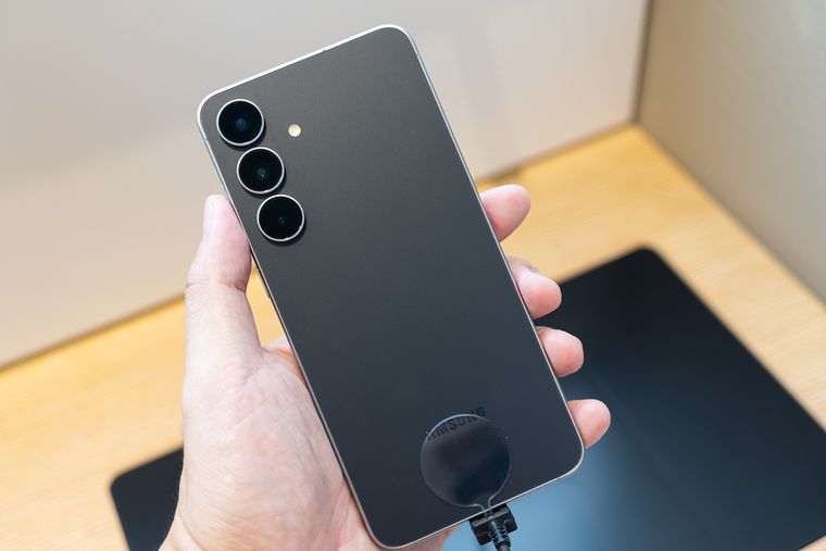 El modelo Galaxy S25 FE destaca por su potente procesador y se adquiere a menor costo gracias a ofertas en dólares. El modelo Galaxy S25 FE destaca por su potente procesador y se adquiere a menor costo gracias a ofertas en dólares.