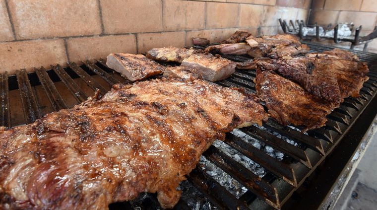El asado es el plato preferido de los argentinos. Foto: ALF PONCE MERCADO / MDZ