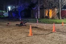 Durante su huida, el vehículo embistió a una moto de 110 cc que manejaba a una chica, la cual tras ser atropellada, falleció en un hospital horas después. Foto: Policía de Córdoba Durante su huida, el vehículo embistió a una moto de 110 cc que manejaba a una chica, la cual tras ser atropellada, falleció en un hospital horas después. Foto: Policía de Córdoba