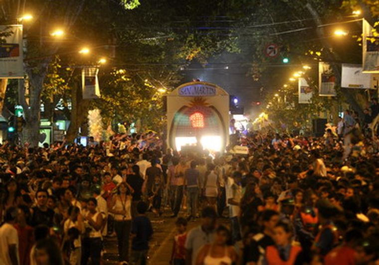 La avenida Las Heras desapareció bajo la multitud. Foto: Pachy Reynoso / MDZ