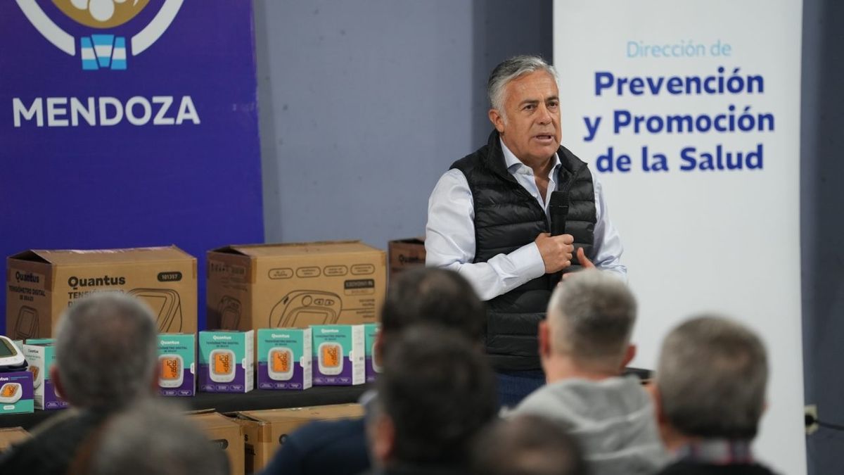 Cornejo encabezó la entrega de 1.000 tensiómetros para clubes y centros de salud de Mendoza