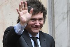 Javier Milei se detuvo a saludar a los perros que custodiaban el acto de apertura de los Juegos Macabeos Foto: EFE