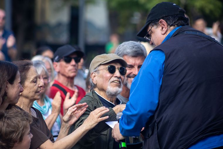 El cartero interpretado por Darío Anís leyó fragmentos que recorrieron la vida y obra del emblemático artista mendocino. El cartero interpretado por Darío Anís leyó fragmentos que recorrieron la vida y obra del emblemático artista mendocino.