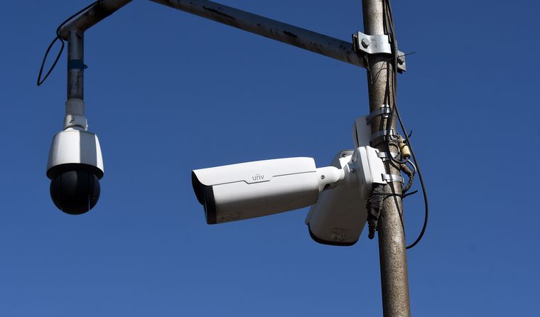 El trabajo es presencial, con contrato por tiempo indeterminado y jornada completa en turno nocturno.