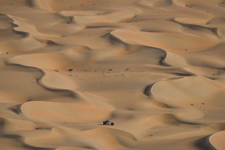 El Audi de Mattias Ekström y la inmensidad del Empty Quarter. Foto: @dakar
