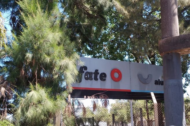 Tanto Fate como Aluar pertenecen mayoritariamente al grupo empresa de la familia Madanes Quintanilla, y ahora se conoció la operación inmobiliaria entre ambas empresas. Tanto Fate como Aluar pertenecen mayoritariamente al grupo empresa de la familia Madanes Quintanilla, y ahora se conoció la operación inmobiliaria entre ambas empresas.