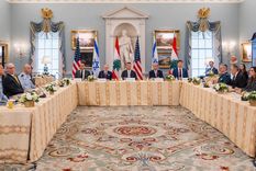 Las delegaciones de Israel y el Líbano durante una nueva ronda de negociaciones de paz este viernes, en Washington (Estados Unidos).