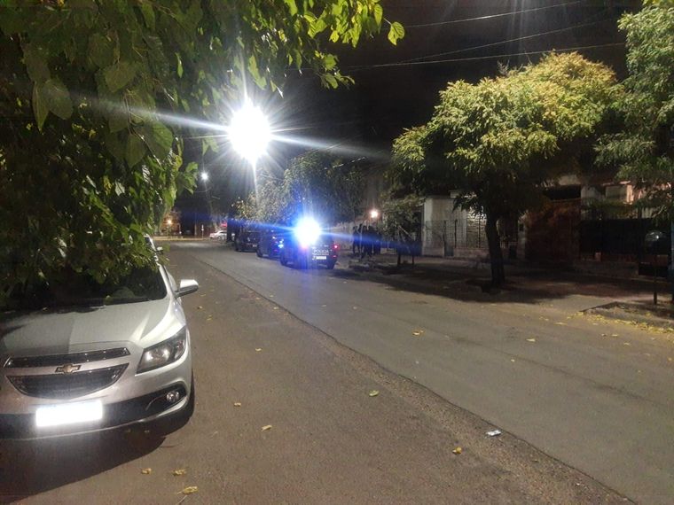 El hombre se subió a una terraza de seis metros y desde allí se lanzó al patio interno de su casa