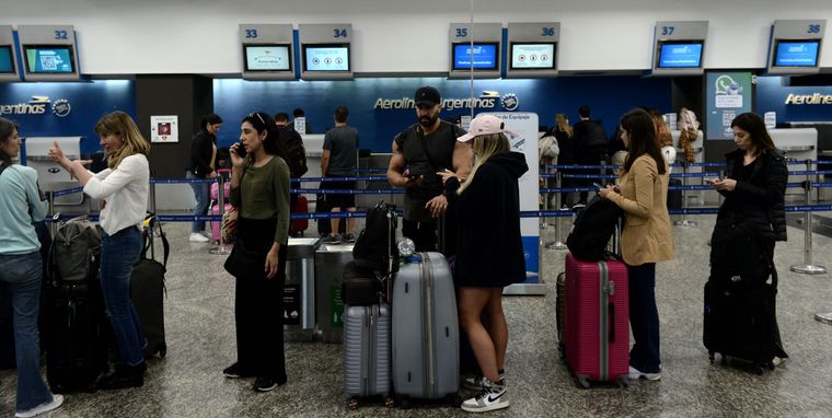 El gremio de controladores aéreos anunció que las medidas se repetirán en los próximos días: domingo 24 de agosto, martes 26, jueves 28 y sábado 30, con interrupciones en franjas horarias específicas.