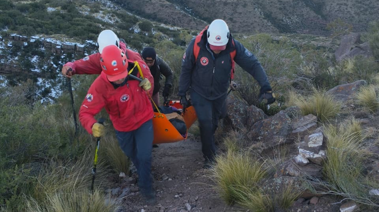 La mujer fue rescatada por efectivos de la Patrulla de Rescate, quienes la auxiliaron y garantizaron su traslado seguro tras la caída.
