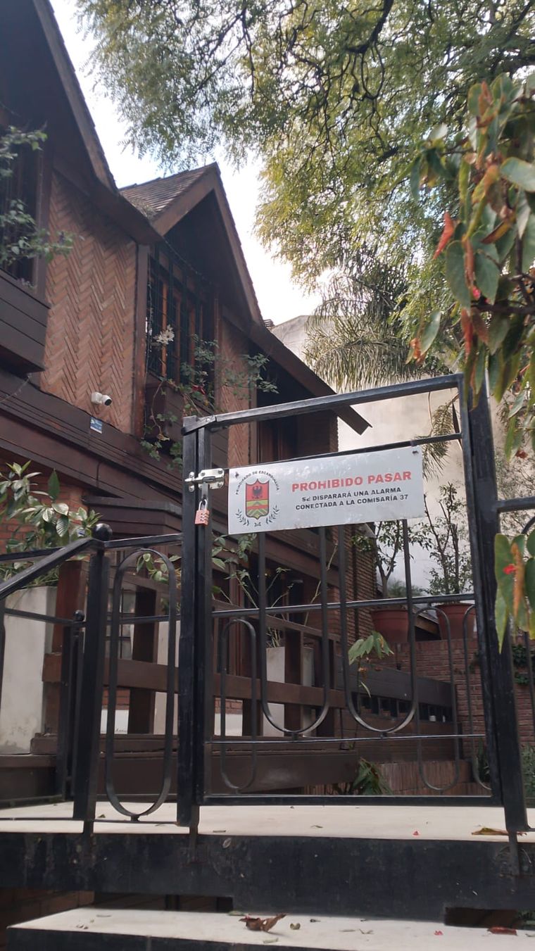 Junto con el escudo del Principado, un cartel de Junto con el escudo del Principado, un cartel de