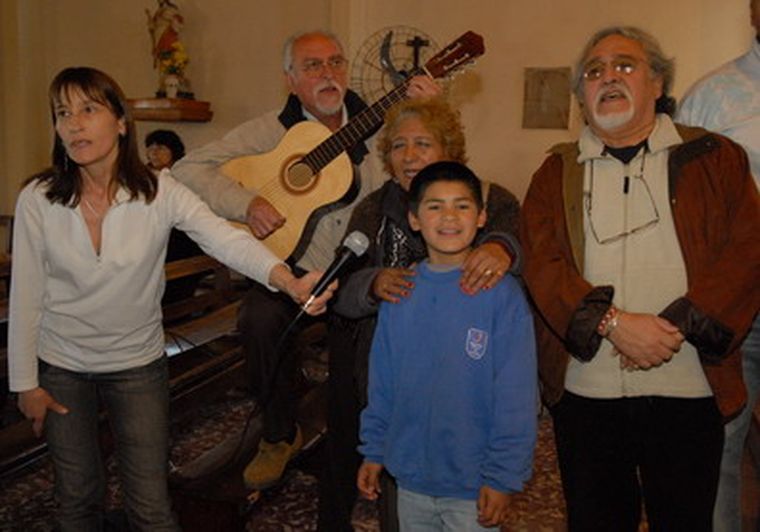 Mucha gente fue a darle el último adiós al querido padre Contreras. Foto: Nacho Gaffuri