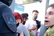 Una mujer insultó a un policía y el video se hizo viral.