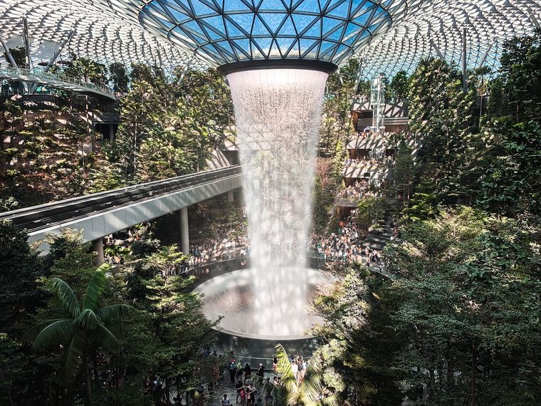 El aeropuerto Changi de Singapur es uno de los mejores del mundo Foto: Booking.com